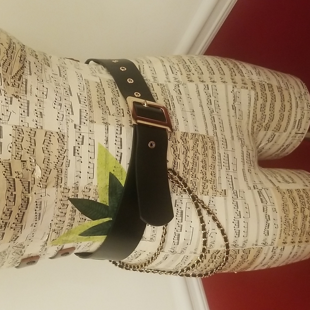 BLACK FAUX LEATHER BELT WITH HANGING GOLD CHAINS